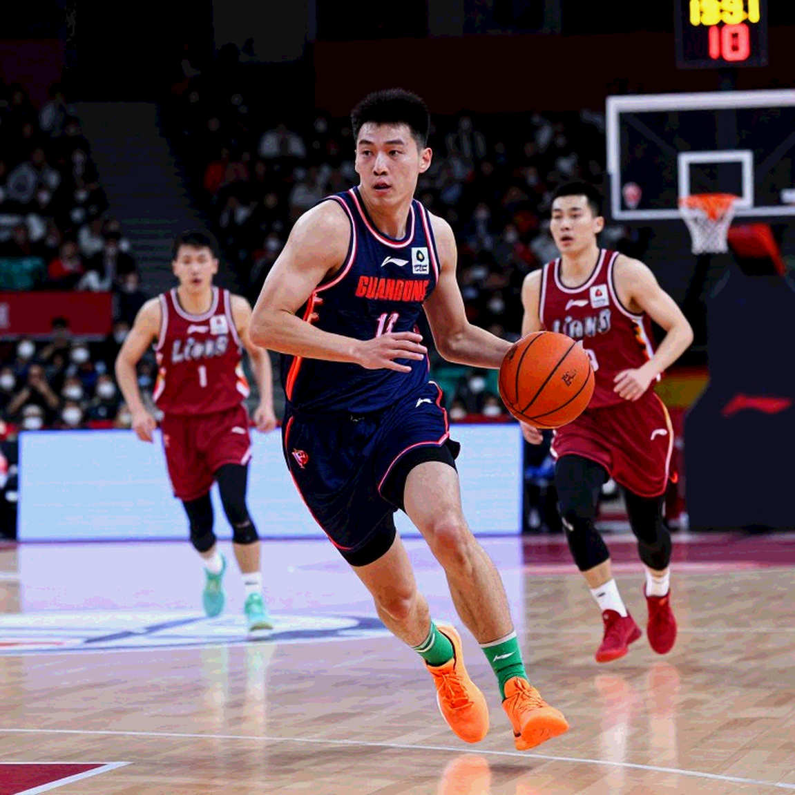 VTB Super Cup: Mike James đưa Efes lên ngôi, Pokusevski và Barashkov ghi 20 điểm mỗi người VTB Super Cup: Mike James đưa Efes lên ngôi, Pokusevski và Barashkov ghi 20 điểm mỗi người