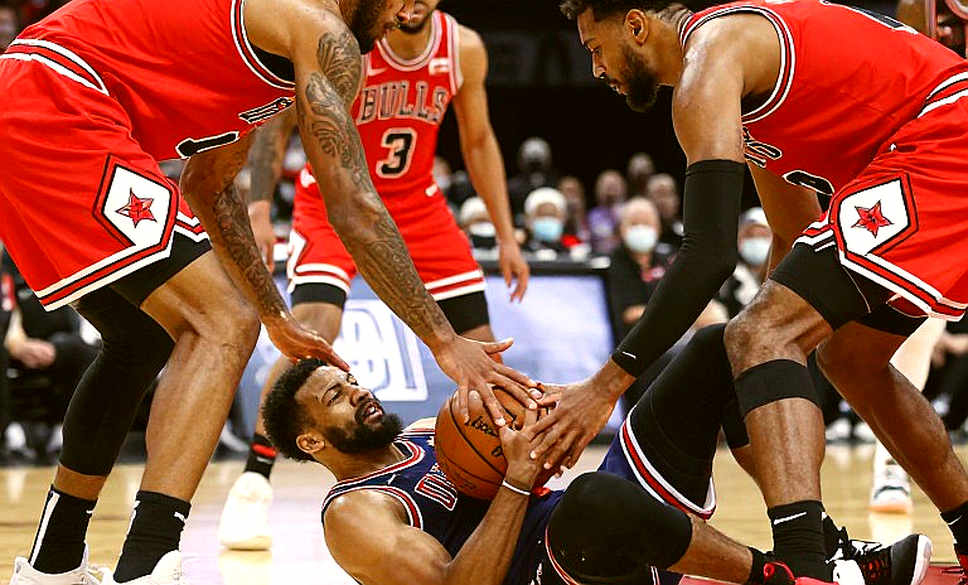 26,3% và 5,1 triệu đô: Carter, Jones và bàn cờ lương lộ ra ba lằn ranh của NBA